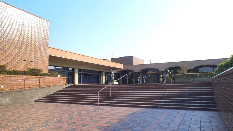 福岡市美術館:緑豊かな公園内の都市型美術館