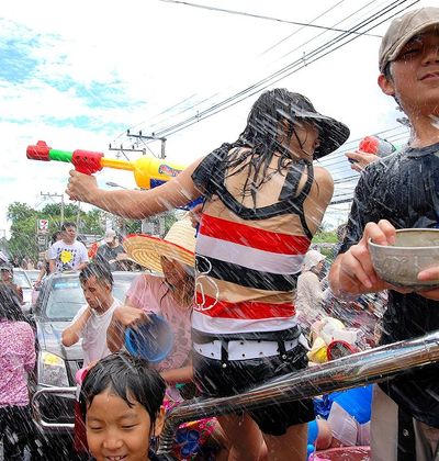 タイ 世界最大級の水かけ祭り ソンクラーンの楽しみ方徹底ガイド おすすめ旅行を探すならトラベルブック Travelbook タイ 世界最大級の水かけ祭り ソンクラーンの楽しみ方徹底ガイド おすすめ旅行を探すならトラベルブック Travelbook