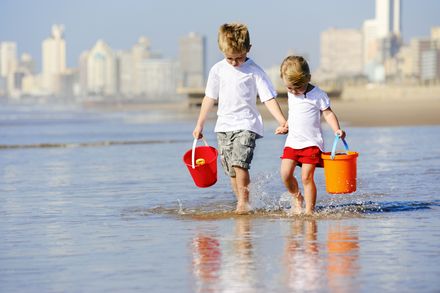 潮干狩りの服装まとめ 大人から子供までおすすめの服装を紹介 子育て情報を探すならトラベルブックファミリー