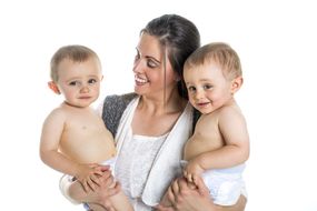 双子の育児にはマスト あると便利な双子用抱っこひもまとめ 自分らしい便利な暮らしを トラベルブック Travelbook