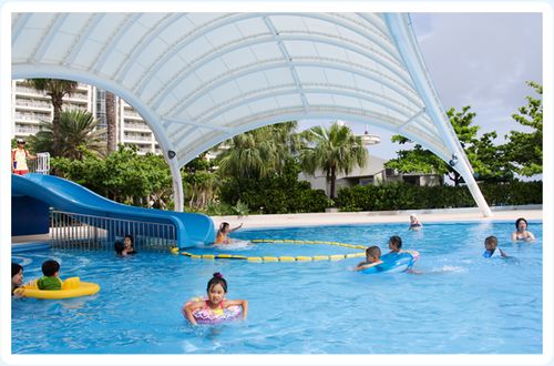 海だけじゃない 沖縄で楽しめるナイトプールまとめ おすすめ旅行を探すならトラベルブック女子旅