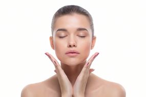 シミ消し美容液人気ランキング 毛穴 シミに効くおすすめ15選 自分らしい便利な暮らしを トラベルブック Travelbook