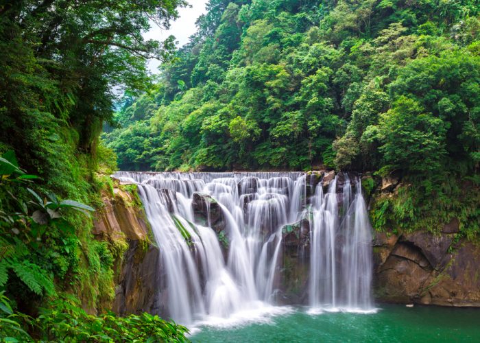 台湾 大迫力の光景 台湾のナイアガラと呼ばれる十分瀑布を紹介 おすすめ旅行を探すならトラベルブック Travelbook