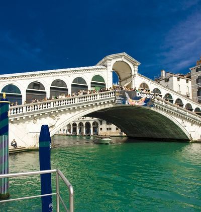 イタリア ヴェネチアの歴史とロマンを満喫できるリアルト橋周辺観光地11選 おすすめ旅行を探すならトラベルブック Travelbook イタリア ヴェネチアの歴史とロマンを満喫できるリアルト橋周辺観光地11選 おすすめ旅行を探すならトラベルブック Travelbook