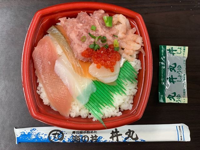 丼丸(どんまる)のおすすめ海鮮丼:写真で見るメニュー全83種 - おすすめ旅行を探すならトラベルブック(TravelBook)