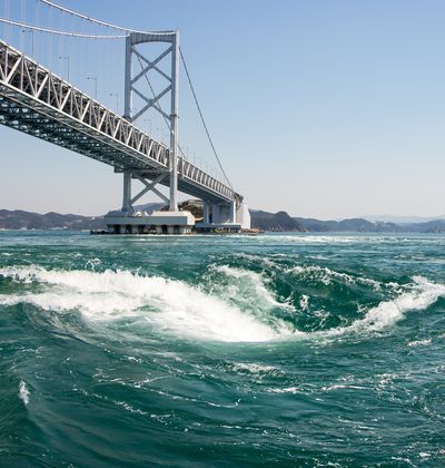 鳴門大橋と徳島の観光スポットを紹介 45m下へ見る迫力の渦潮は外せない おすすめ旅行を探すならトラベルブック Travelbook 鳴門大橋と徳島の観光スポットを紹介 45m下へ見る迫力の渦潮は外せない おすすめ旅行を探すならトラベルブック Travelbook