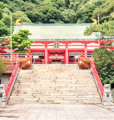 山口 下関市の人気パワースポット赤間神宮 壇ノ浦の戦いで入水した 幼い安徳天皇のご利益とは おすすめ旅行を探すならトラベルブック Travelbook 山口 下関市の人気パワースポット赤間神宮 壇ノ浦の戦いで入水した 幼い安徳天皇のご利益とは おすすめ旅行を探すならトラベルブック Travelbook