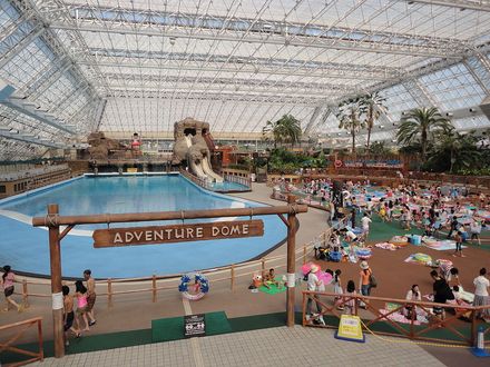 東京 子連れで遊べるプール施設14選 エンタメが盛りだくさんのプールも 子育て情報を探すならトラベルブックファミリー