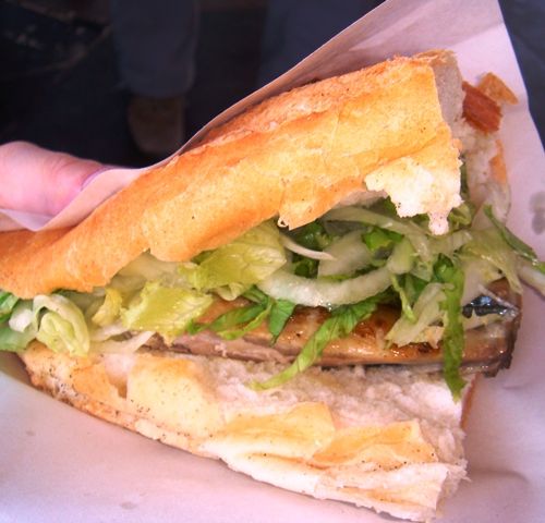 イスタンブール 一度食べれば虜になること間違いなし トルコの名物サバサンドまとめ おすすめ旅行を探すならトラベルブック Travelbook イスタンブール 一度食べれば虜になること間違いなし トルコの名物サバサンドまとめ おすすめ旅行を探すならトラベルブック Travelbook