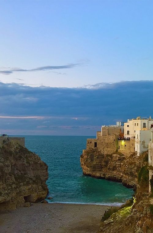 イタリア 南部の港町 ポリニャーノ アマーレの洞窟レストランに感動 おすすめ旅行を探すならトラベルブック Travelbook