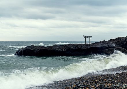 茨城 大洗磯前神社へ参拝に行こう 神々しい日の出が拝めるアニメの聖地 おすすめ旅行を探すならトラベルブック Travelbook 茨城 大洗磯前神社へ参拝に行こう 神々しい日の出が拝めるアニメの聖地 おすすめ旅行を探すならトラベルブック Travelbook