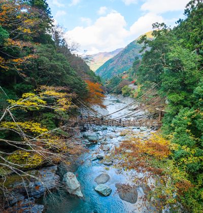 秋田 エメラルドブルーの水面と美しい紅葉で知られる 抱返り渓谷 の魅力を徹底紹介 おすすめ旅行を探すならトラベルブック Travelbook 秋田 エメラルドブルーの水面と美しい紅葉で知られる 抱返り渓谷 の魅力を徹底紹介 おすすめ旅行を探すならトラベルブック Travelbook