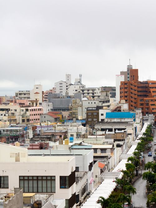 沖縄 空港通り コザゲート通り をぶらり街歩き 異国文化を感じよう おすすめ旅行を探すならトラベルブック Travelbook