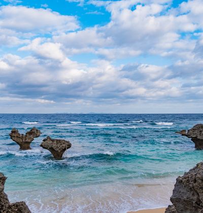 沖縄 古宇利島 ハートロックのあるティーヌ浜は恋人たちの集まるパワースポット おすすめ旅行を探すならトラベルブック Travelbook 沖縄 古宇利島 ハートロックのあるティーヌ浜は恋人たちの集まるパワースポット おすすめ旅行を探すならトラベルブック Travelbook