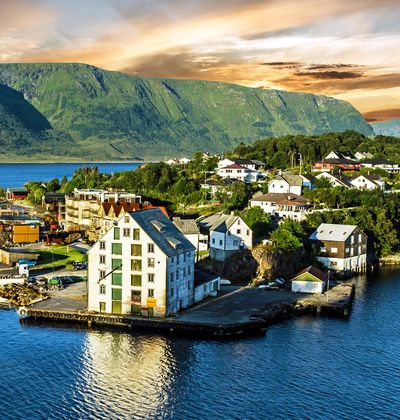 ノルウェー オーレスンでおすすめ観光地6選 フィヨルドに囲まれ大自然の残る街並み おすすめ旅行を探すならトラベルブック Travelbook ノルウェー オーレスンでおすすめ観光地6選 フィヨルドに囲まれ大自然の残る街並み おすすめ旅行を探すならトラベルブック Travelbook