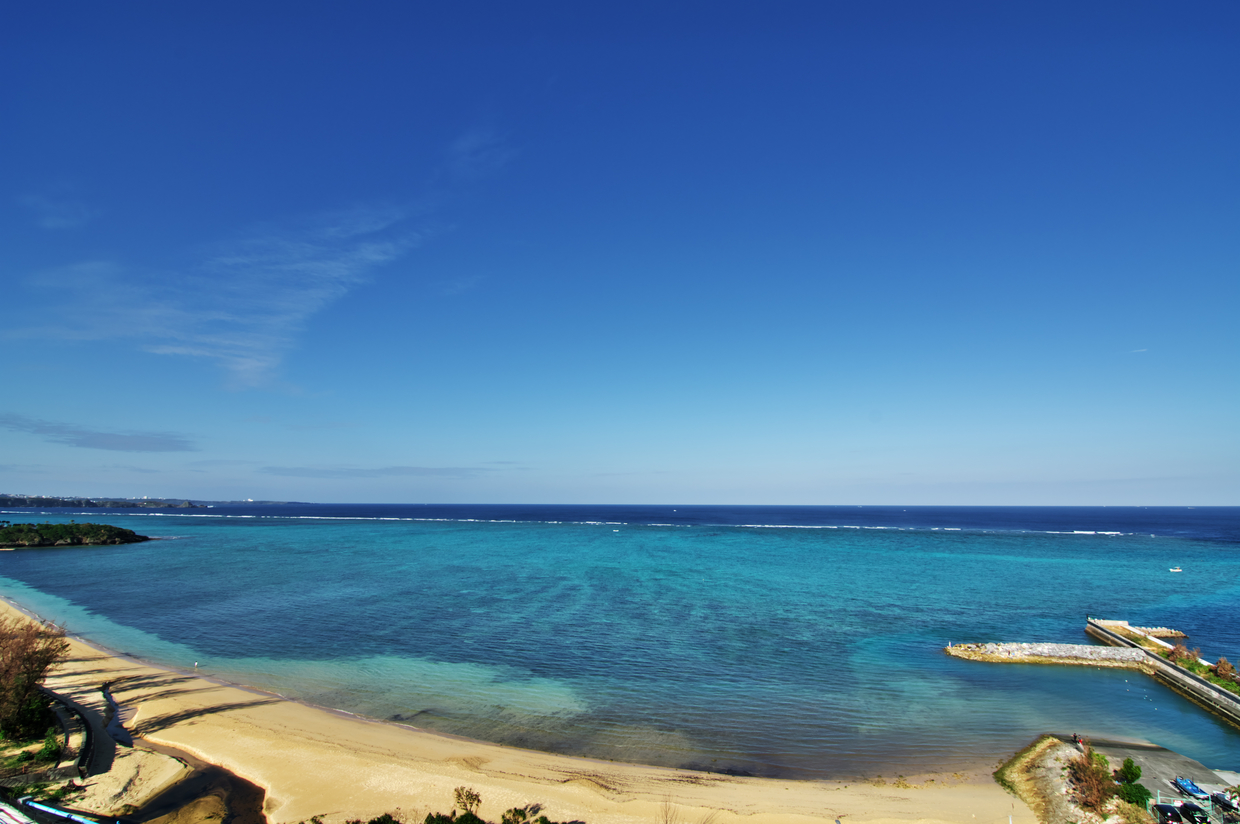 沖縄 冨着 ふちゃく ビーチは恩納村にある穴場の天然ビーチ 散歩や砂遊びにもおすすめ おすすめ旅行を探すならトラベルブック Travelbook