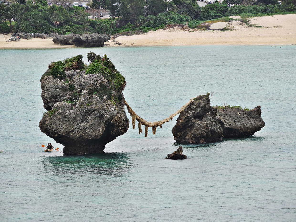 沖縄 象の鼻だけじゃない 万座毛の隠れた名所 夫婦岩 も要チェック おすすめ旅行を探すならトラベルブック Travelbook