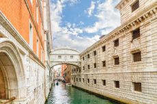 ヴェネチア ベニス でおすすめの観光地17選 色彩が美しいガラス細工で有名なイタリアの水の都 おすすめ旅行を探すならトラベルブック Travelbook