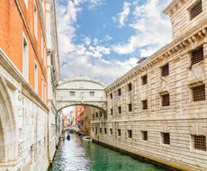 ヴェネチア ベニス でおすすめの観光地17選 色彩が美しいガラス細工で有名なイタリアの水の都 おすすめ旅行を探すならトラベルブック Travelbook ヴェネチア ベニス でおすすめの観光地17選 色彩が美しいガラス細工で有名なイタリアの水の都 おすすめ旅行を探すならトラベルブック Travelbook