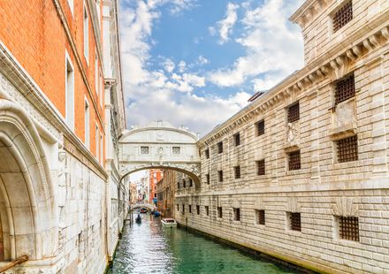 イタリア ヴェネツィア ため息橋周辺の観光スポットおすすめ15選 充実した旅行を おすすめ旅行を探すならトラベルブック Travelbook イタリア ヴェネツィア ため息橋周辺の観光スポットおすすめ15選 充実した旅行を おすすめ旅行を探すならトラベルブック Travelbook