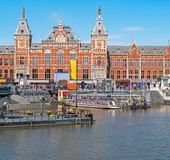 オランダ アムステルダム中央駅周辺でおすすめの観光スポット8選 楽しい旅の計画を立てよう おすすめ旅行を探すならトラベルブック Travelbook オランダ アムステルダム中央駅周辺でおすすめの観光スポット8選 楽しい旅の計画を立てよう おすすめ旅行を探すならトラベルブック Travelbook
