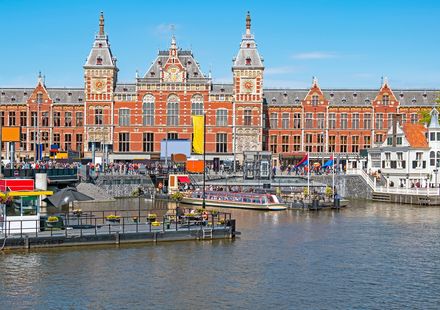 オランダ アムステルダム中央駅周辺でおすすめの観光スポット8選 楽しい旅の計画を立てよう おすすめ旅行を探すならトラベルブック Travelbook オランダ アムステルダム中央駅周辺でおすすめの観光スポット8選 楽しい旅の計画を立てよう おすすめ旅行を探すならトラベルブック Travelbook