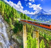 スイスで英語は通じる 公用語は 挨拶や会話で使える言葉を紹介 おすすめ旅行を探すならトラベルブック Travelbook スイスで英語は通じる 公用語は 挨拶や会話で使える言葉を紹介 おすすめ旅行を探すならトラベルブック Travelbook