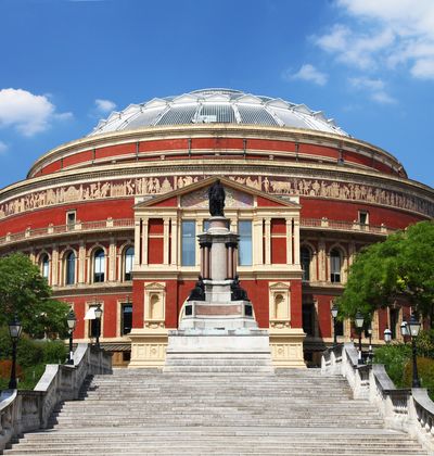 ロンドン屈指の音楽ホール ロイヤルアルバートホールの魅力や周辺観光スポットを紹介 おすすめ旅行を探すならトラベルブック Travelbook ロンドン屈指の音楽ホール ロイヤルアルバートホールの魅力や周辺観光スポットを紹介 おすすめ旅行を探すならトラベルブック Travelbook