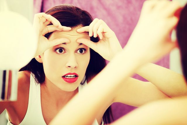 おでこのしわの原因は?しわを改善する方法と予防対策