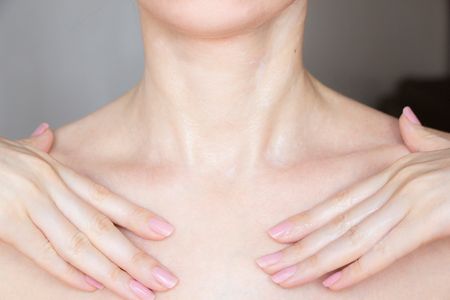 首やデコルテ 胸元 にニキビができたら 原因を解説 対策を紹介 トラブルブック