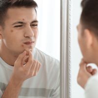 男性の顎ニキビの原因とは 対策と正しいスキンケアを紹介 自分らしい便利な暮らしを トラベルブック Travelbook 男性の顎ニキビの原因とは 対策と正しいスキンケアを紹介 自分らしい便利な暮らしを トラベルブック Travelbook