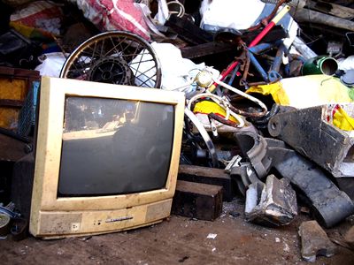 壊れたテレビを処分する7つの方法 家電リサイクル法に基づいて廃棄しよう トラブルブック