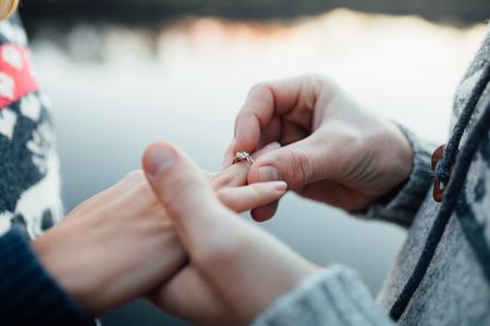 婚約指輪は10万円でもいい おすすめのリングやお返しについても紹介 トラブルブック 婚約指輪は10万円でもいい おすすめのリングやお返しについても紹介 トラブルブック