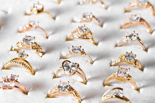 ヴァンクリーフの婚約指輪はなぜ人気 ブランドの特徴やおすすめデザイン 自分らしい便利な暮らしを トラベルブック Travelbook ヴァンクリーフの婚約指輪はなぜ人気 ブランドの特徴やおすすめデザイン 自分らしい便利な暮らしを トラベルブック Travelbook