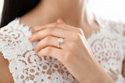 ヴァンクリーフ＆アーペルを婚約指輪に！ブランドの魅力と人気商品を 