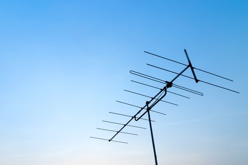 屋根裏へのアンテナ工事 費用 設置条件 メリット デメリット Diyの方法など トラブルブック