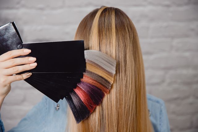 ヘアカラー後の色落ちを防ぐシャンプーのおすすめ14選|選び方や使い方は?